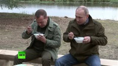 بالفيديو.. شاهد كيف مزح رئيس الوزراء الروسي مع «بوتين»