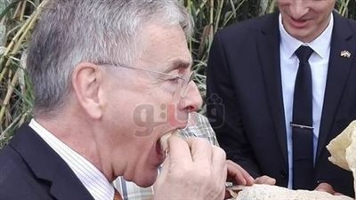 السفير الألماني يتناول «الخبز الفلاحي» بقرية أبيس في البحيرة