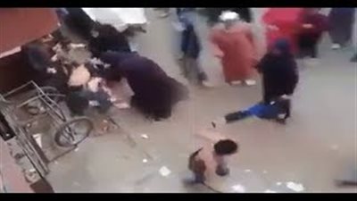 امرأة تلقن لصا علقة ساخنة في الشارع (فيديو)