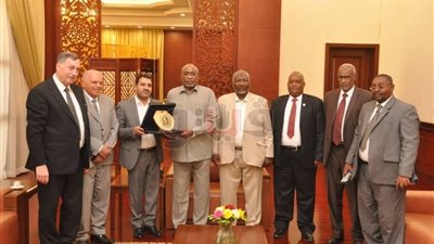 نقيب المعلمين يلتقي نائب رئيس السودان (صور)