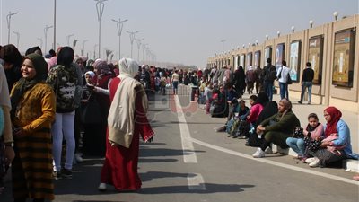 إقبال كثيف على معرض الكتاب في يومه العاشر (صور)