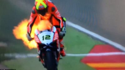 بالفيديو والصور.. لحظة اشتعال النيران في متسابق دراجات نارية