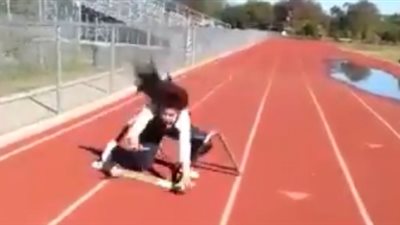 سقوط مروع لفتاة أثناء ركضها (فيديو)