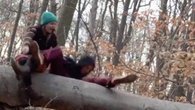 شاب يتسبب في سقوط مروع لأصدقائه (فيديو)