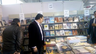 أمين الأعلى للثقافة يزور معرض الكتاب ويتفقد منفذ المجلس