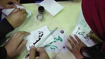 زوار معرض الكتاب يحصلون على أسمائهم بالهيروغليفي مجانا