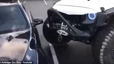 بالفيديو.. سائق جيب يفشل في تحطيم سيارة «BMW»