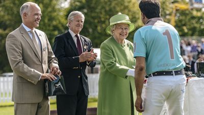 بالصور.. الملكة إليزابيث تنضم إلى عملاء بنتلي المشاركين في كأس ويندسور