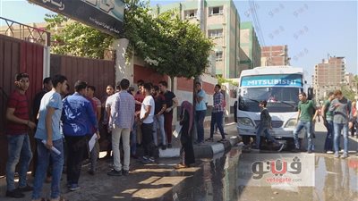 بالفيديو والصور.. تراكم المياه أمام لجان الثانوية العامة في الدقهلية