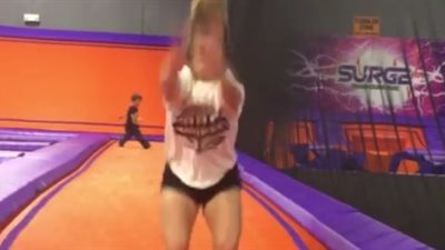 امرأة تمارس الجمباز تتسبب في سقوط مروع لطفل (فيديو)