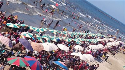 شواطئ رأس البر تستقبل 150 ألف شخص (صور)