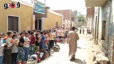 تلاميذ مدرسة بالمنيا يؤدون طابور الصباح في الشارع (فيديو)