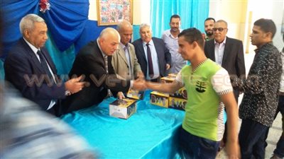 بالفيديو والصور.. سكرتير أسيوط يهنئ المرضى في المستشفيات بالعيد