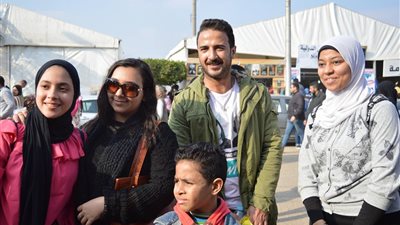 جمهور معرض الكتاب يلتقطون الـ«سيلفي» مع محمد مهران (صور)