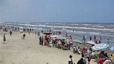 الأسعار تشتعل في «مصيف الغلابة».. «جمصة» تتحدى «شرم الشيخ».. الشماسي والكراسي بـ40 جنيها في الساعة.. إيجار الشقق يصل إلى 300 جنيه يوميا.. والسماسرة يحاولون تعويض فترة الت