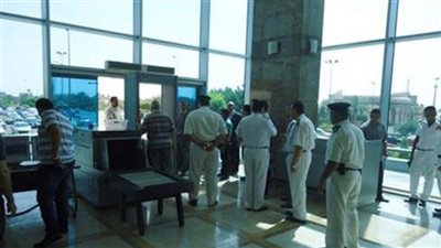 ضبط ١٥ هاربا خلال حملة أمنية بمطار القاهرة