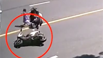 نهاية غير متوقعة لحادث «موتوسيكل» يحمل عائلة (فيديو)