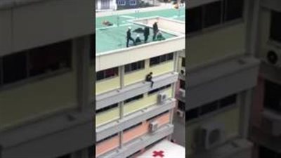 بالفيديو.. لحظة إنقاذ شاب حاول الانتحار من أعلى بناية