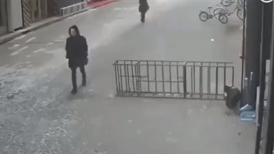 مصرع سيدة سقط عليها جدار في الصين (فيديو)