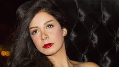 ياسمين رحمي تصور ثلاثة أعمال دفعة واحدة