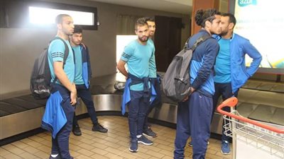 السفير مصر بالجابون يستقبل المصري البورسعيدي في المطار (صور)