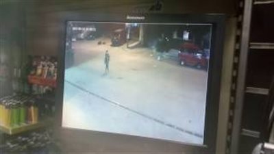 بالفيديو.. سقوط مروع لامرأة حاول لصين سرقتها