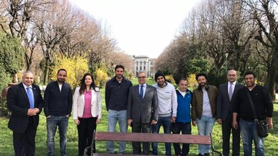 سفير مصر في رومانيا يزور أحمد عز في كواليس «أبو عمر المصري»