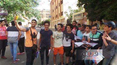 بالصور..«هوس السيلفي» يصيب طلاب الثانوية.. والد طالب يلتقط معه صورًا رغم وصوله متأخرًا..طالبات السلام تبدد الخوف من الفيزياء باللقطات الطريفة.. وإغماءات صعوبة «الإنجليزي» في خلفية 