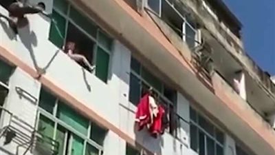 رجل إطفاء ينقذ امرأة من الانتحار بطريقته الخاصة (فيديو وصور)