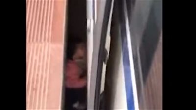 نهاية مروعة لطفلة انشغل والدها بهاتفه المحمول (فيديو)