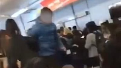 مشاجرة بين 100 طالب بسبب خلع حجاب فتاة بمدرسة بريطانية (فيديو وصور)