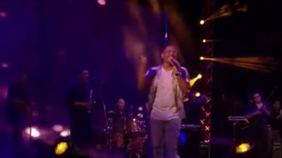 عمرو دياب يغني «قالك ندم» لضيوف مهرجان الجونة السينمائي (فيديو)