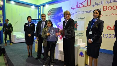 الصيانة والضيافة الجوية بمصرللطيران يشاركان في معرض الكتاب