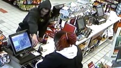 «اخطف واجري».. لص يسرق سوبر ماركت بطريقة ماكرة (فيديو)