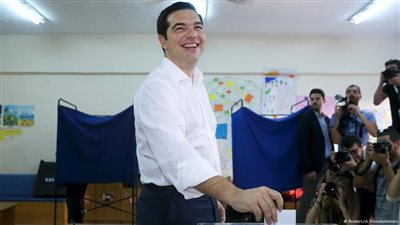 «تسيبراس» متفائل بعد إدلائه بصوته في الاستفتاء