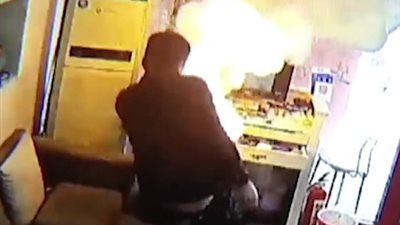 لحظة انفجار آيفون في وجه صاحبه (فيديو)