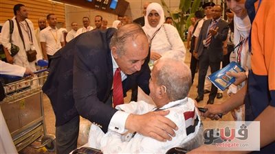 بالصور.. محافظ البحر الأحمر يودع 205 حجاج بمطار الغردقة الدولي