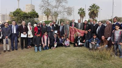 زوار معرض الكتاب يلتقطون صورا مع أبطال حرب أكتوبر