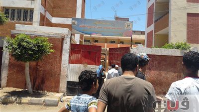 بالصور.. طرد طالب من لجنة امتحانات الثانوية في طوخ بسبب الغش