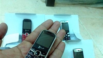 مخاوف أمنية في بريطانيا من بيع الهواتف الصغيرة