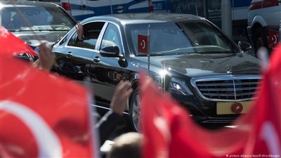 بعد تحية أنصاره بـ«إشارة رابعة» أردوغان يلتقي ميركل في برلين