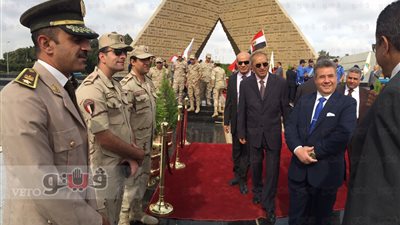 بالصور.. رئيس جامعة بنها يضع أكاليل الزهور على النصب التذكاري