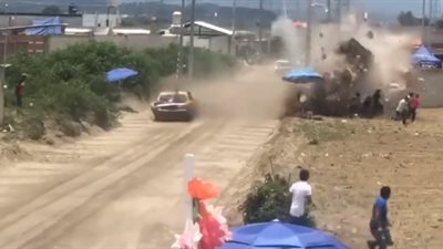 سقوط سيارة سباق على اثنين من الجمهور (فيديو)