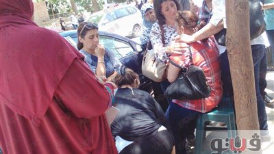 بالصور.. والدة طالب تبكي بسبب صعوبة امتحان التاريخ بمصر الجديدة