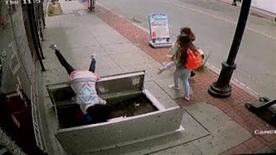 بالفيديو.. لحظة سقوط امرأة في حفرة بطريقة مروعة والسبب «الموبايل»