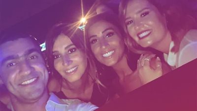 دينا الشربيني بصحبة هنا شيحة في حفل عمرو دياب بالجونة