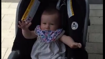 بالفيديو.. رد فعل طفلة تمشى في الشمس لأول مرة