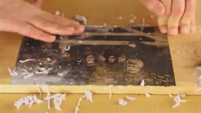 بالفيديو.. طريقة لطبع صورة على لوح خشب بدون تكاليف