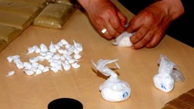 ضبط 3 عاطلين بحوزتهم 14 لفافة هيروين وقطعة حشيش بالغردقة