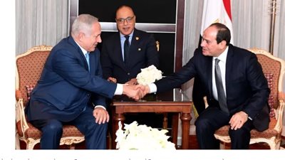 العلم اللقيط.. السيسي «يحرق دم» الصهاينة بصورة